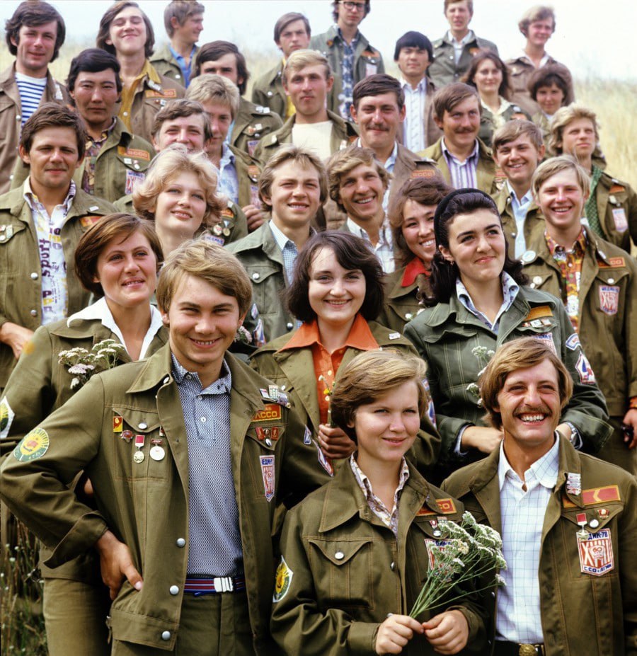 900x927, 201 Kb / СССР, стройотряд, студенты, куртка, пиджак, цветы, медаль, орден, улыбка, счастливые люди