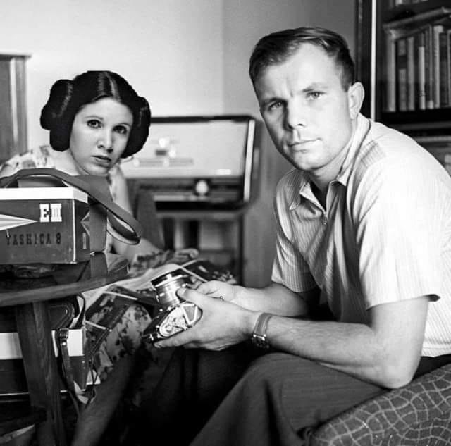 640x633, 49 Kb / Гагарин, звёздные войны, принцесса Лея, ч/б, фотоаппарат