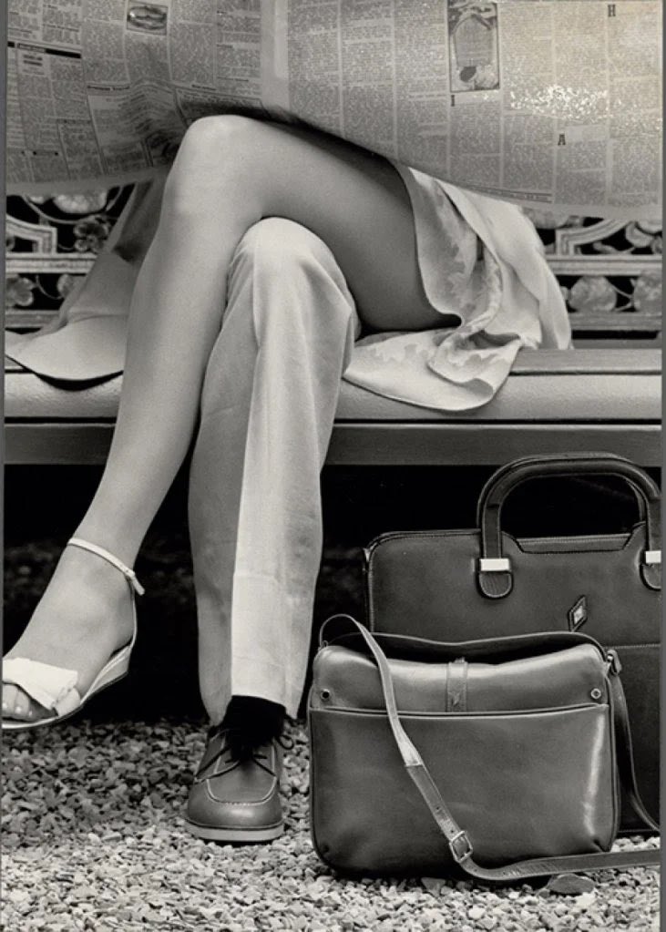 731x1023, 117 Kb / две сумки, нога мужская, нога женская, газета, ч/б