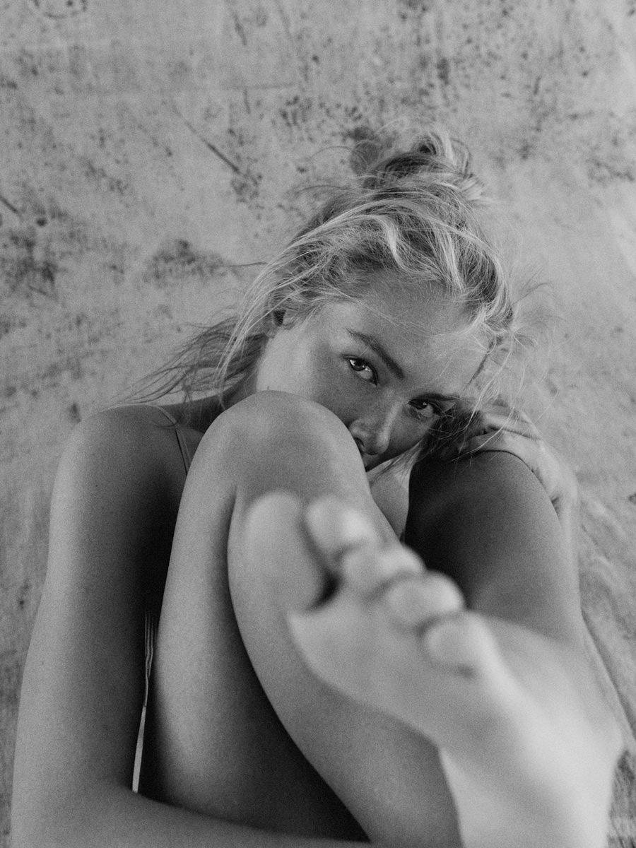 900x1200, 141 Kb / Ben Sasso, ч/б, песок , девушка, взгляд