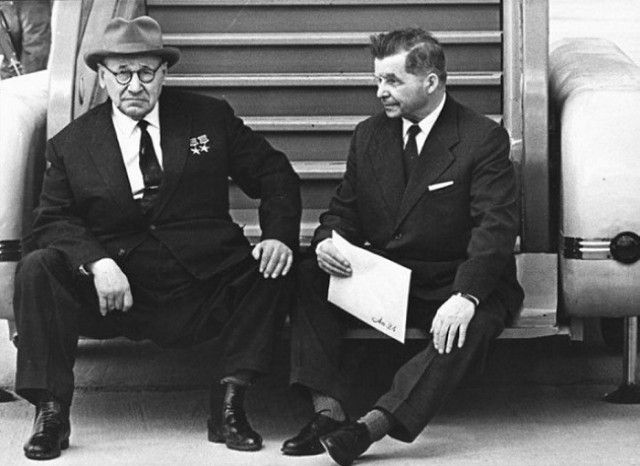 640x466, 44 Kb / ч/б, СССР, Туполев, Ильюшин, самолёт, трап, конструктор, шляпа, галстук, пиджак, очки