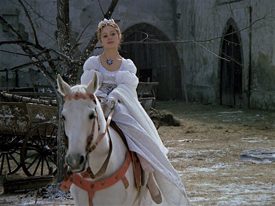 900x675, 134 Kb / Лошадь, белый ,украшение