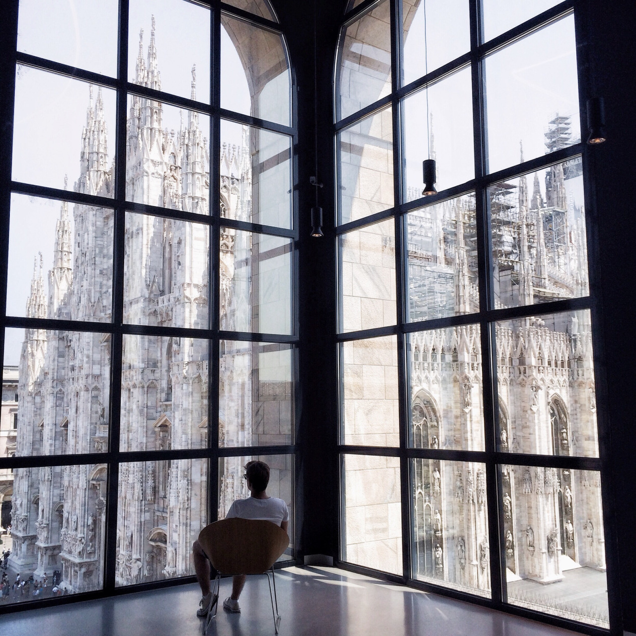 1280x1280, 591 Kb / милан, окно, витраж, кресло, церковь, готика