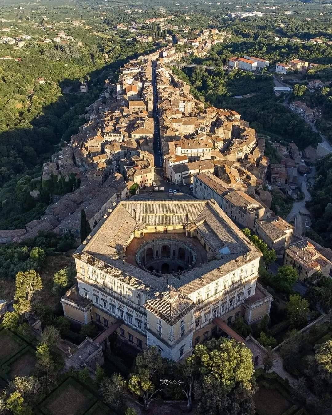 1080x1348, 293 Kb / Италия, город, горы, Рим, дворец, Палаццо Фарнезе, Palazzo Farnes