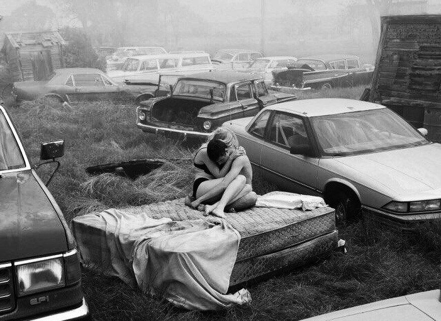 878x640, 146 Kb / ч/б, свалка, автомобиль, машина, постель