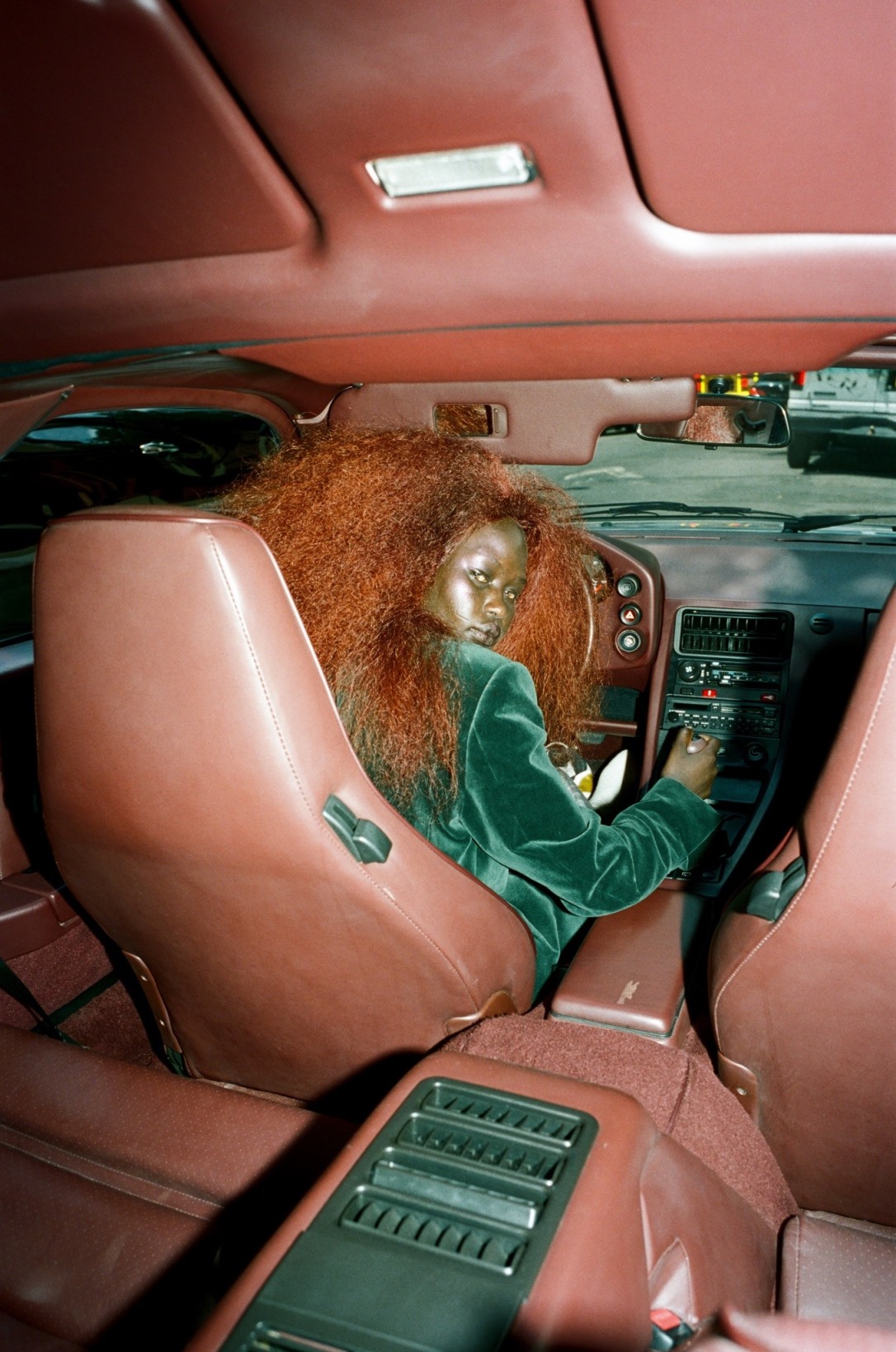 1086x1638, 399 Kb / спорткар, негритянка, рыжая