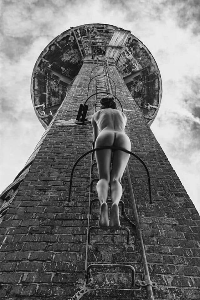 639x960, 97 Kb / труба, вышка, лестница, кирпич, ч/б