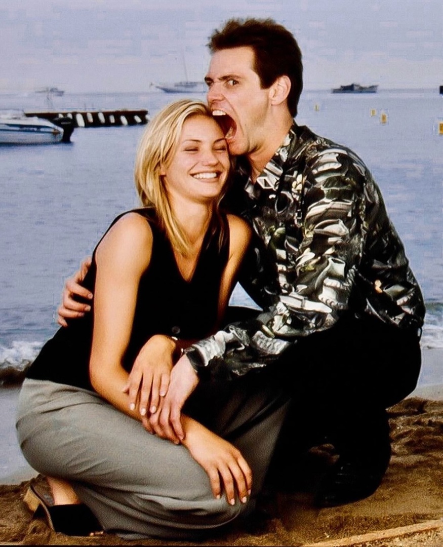 875x1080, 291 Kb / Кэмерон Диас, Джим Керри, кусь, пляж, песок, катер, лодка