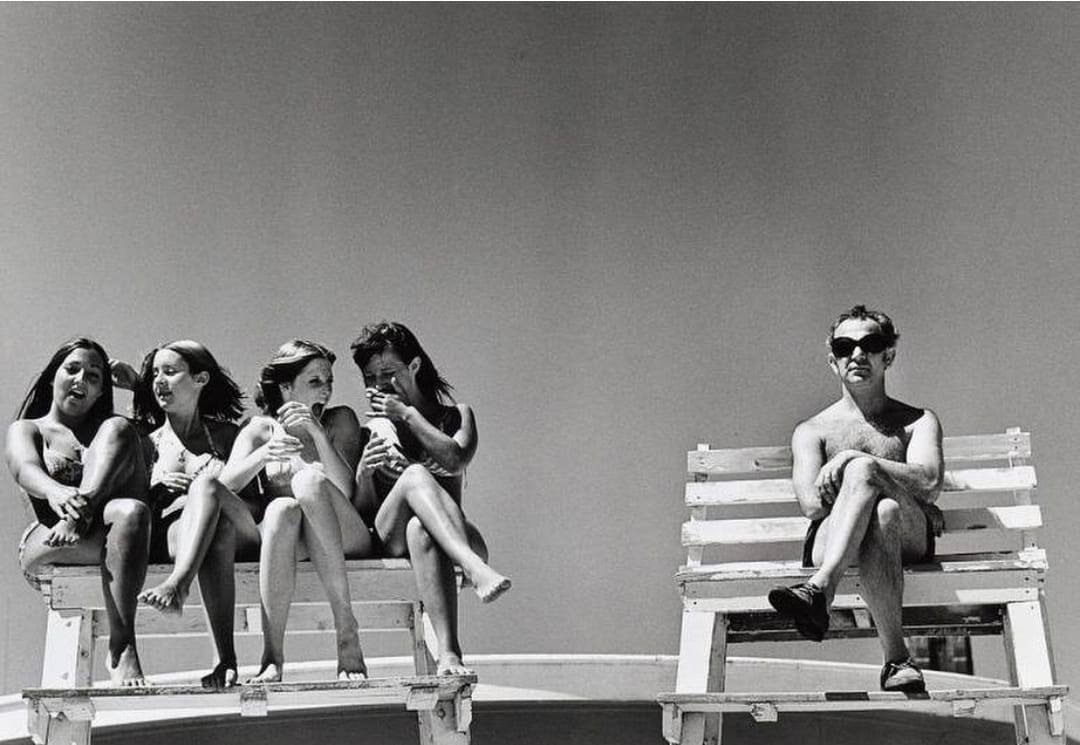 1080x745, 90 Kb / лавочки, лето, Joseph Szabo, ч/б, женщины, мужчина, очки