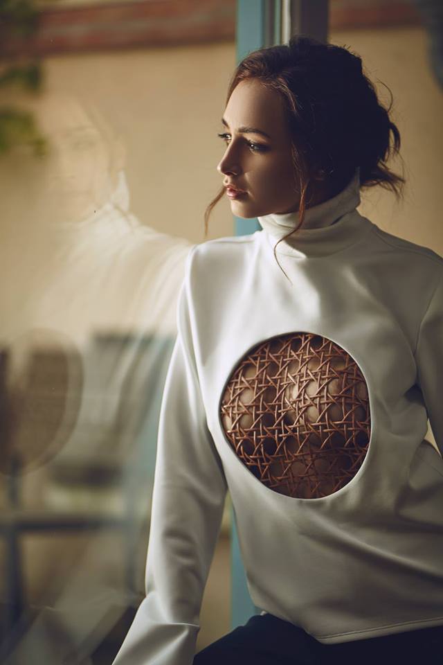 640x960, 43 Kb / Кофта, свитер, водолазка, вырез, дыра, декольте, сетка, окно, стекло, отражение, модель