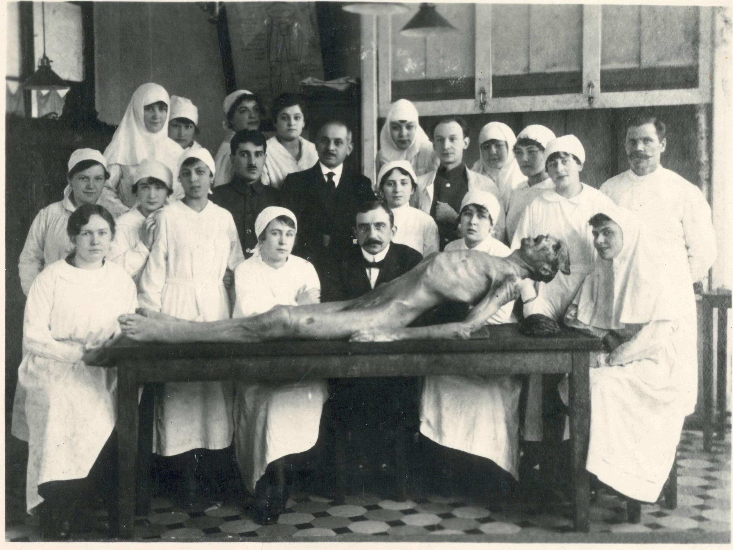 2546x1910, 408 Kb / анатомы, труп, хирурги, медики, учения, ретро, ч/б