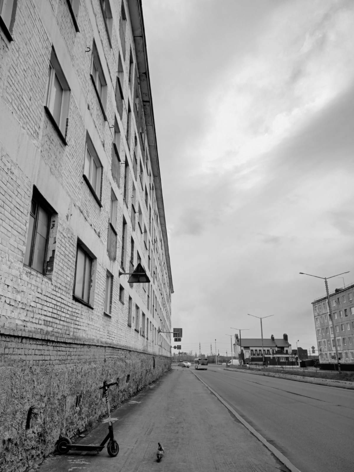 1200x1600, 209 Kb / безысходность, перспектива, дом, кирпич, дорога, знак, небо, самокат, голубь, автобус, ч/б