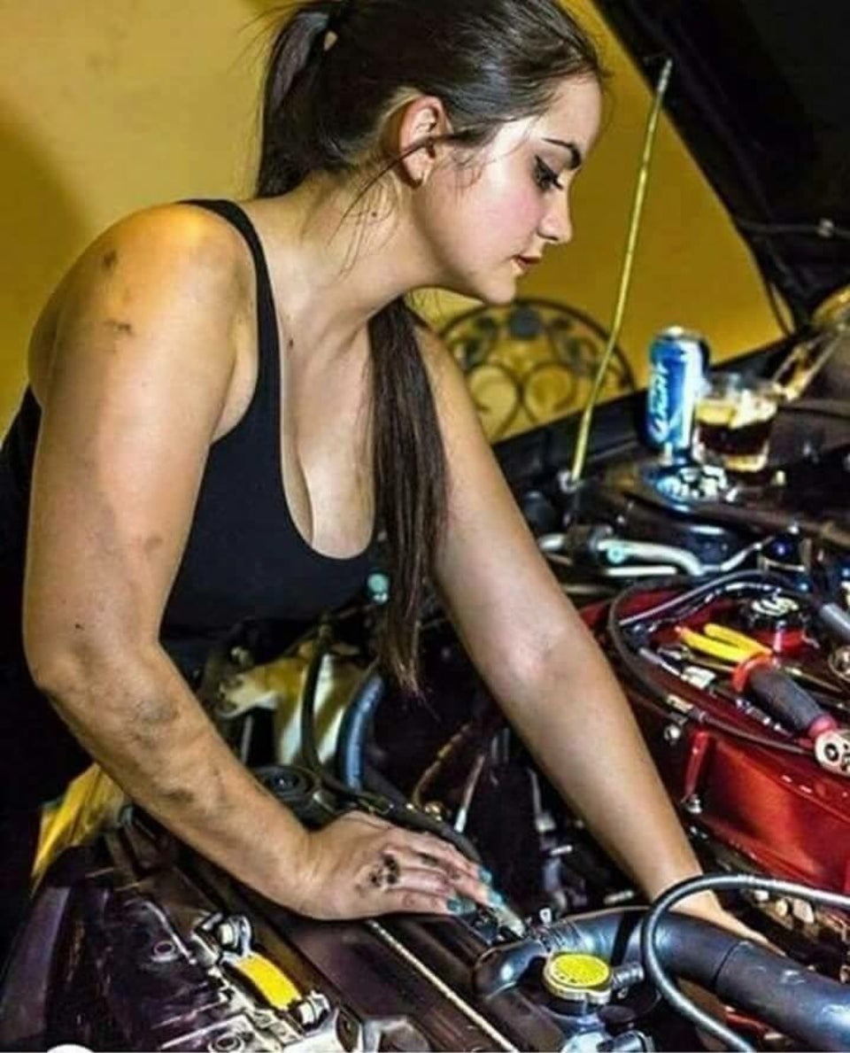 960x1189, 147 Kb / открытый капот, рука в масле, черная маечка