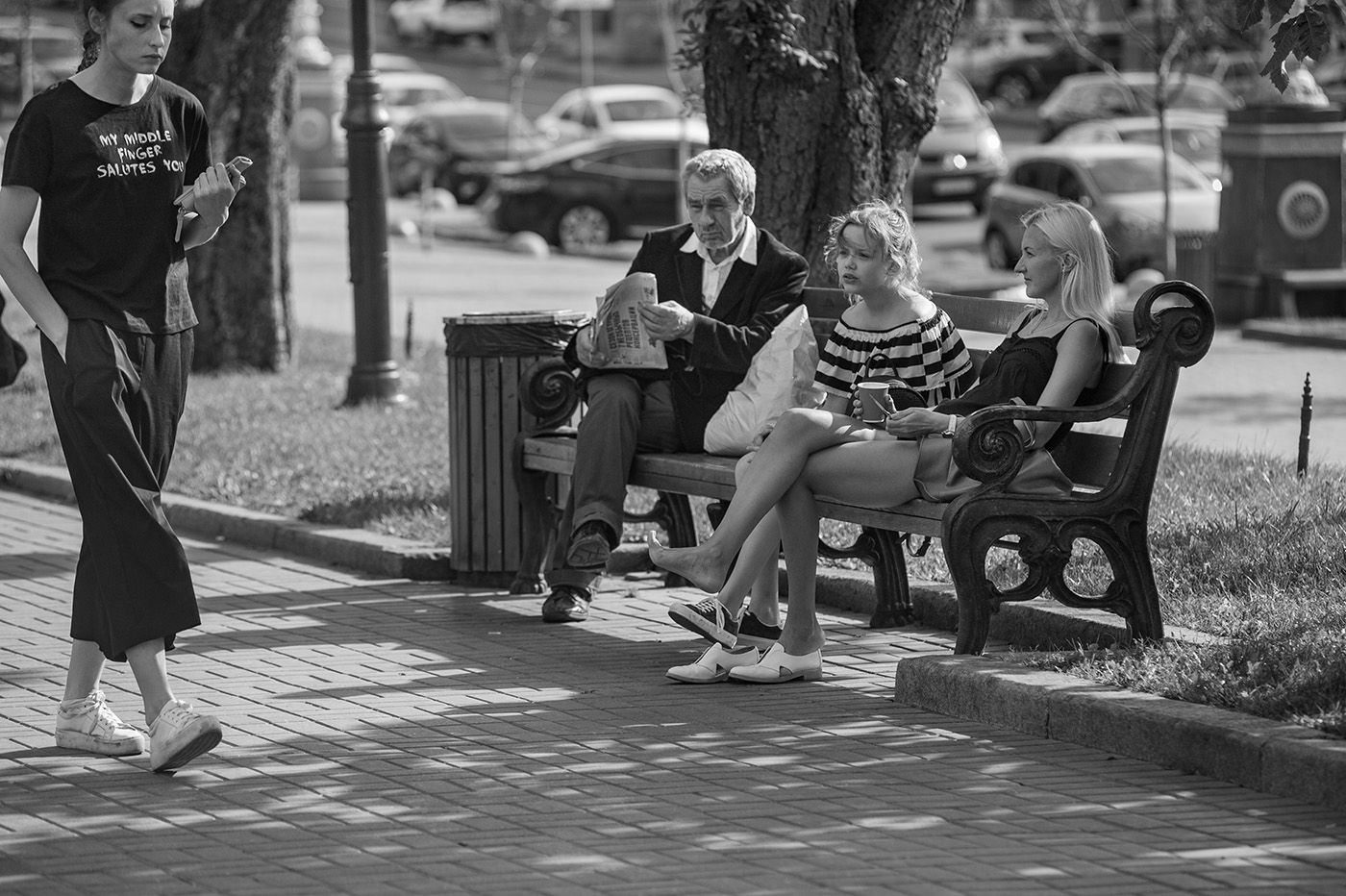 1400x932, 253 Kb / Курта, сценка, улица, скамейка, девушка с телефоном, ч/б