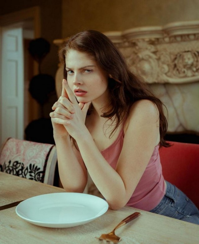 640x786, 80 Kb / тарелка, вилка, девушка, пальцы пистолетом