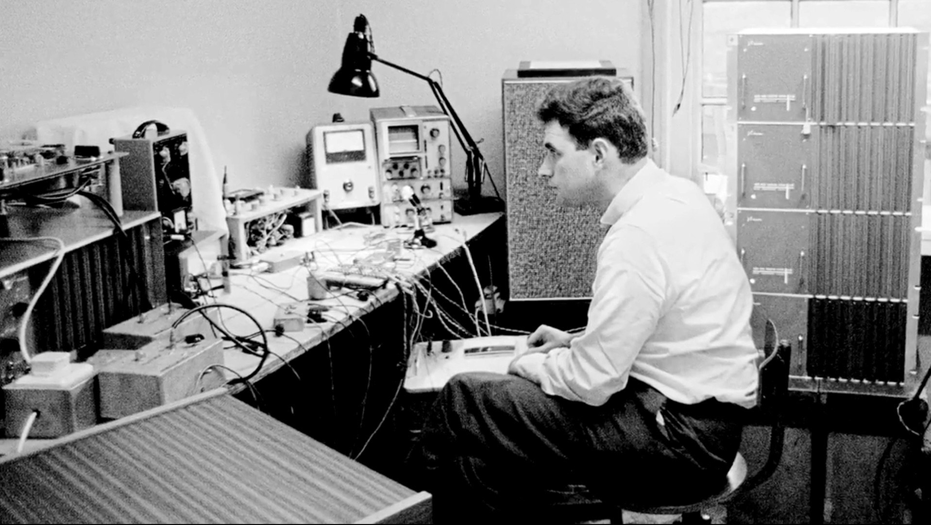 1917x1081, 302 Kb / лаборатория, инженер- физик Долби , ч/б