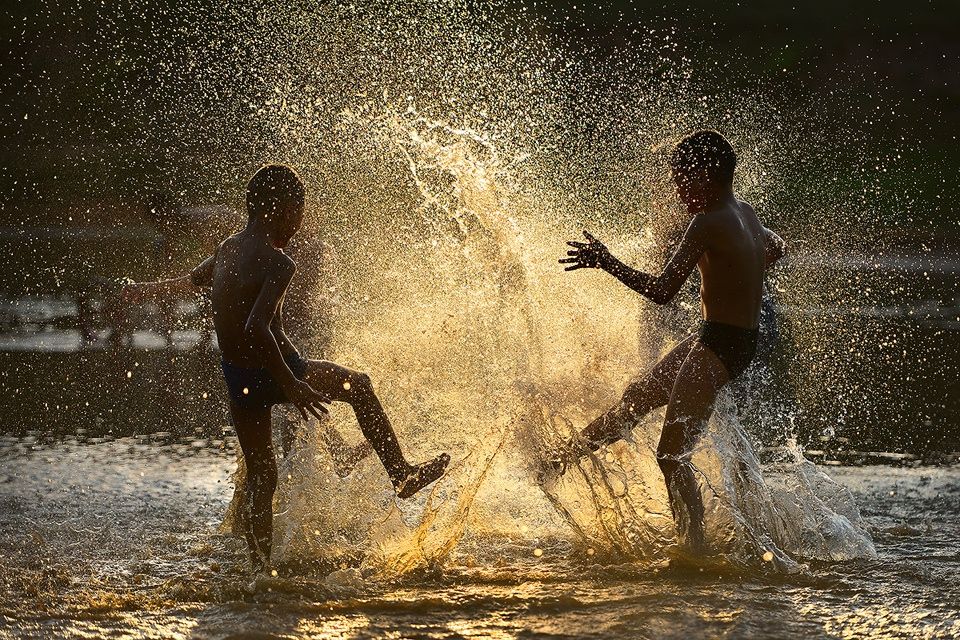 960x640, 247 Kb / вода,люди,брызги