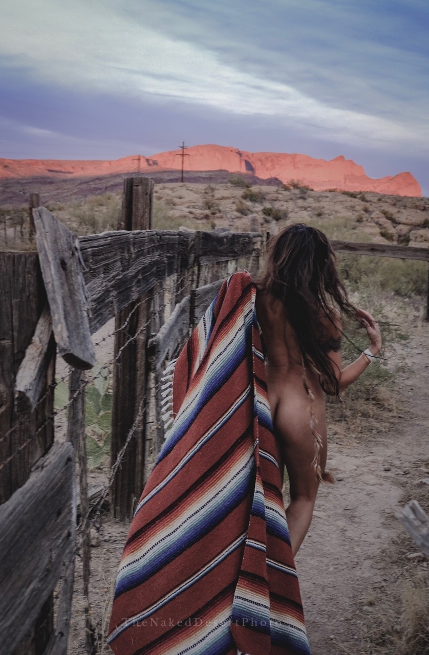 838x1280, 282 Kb / забор, плед, полоски, колючая проволока