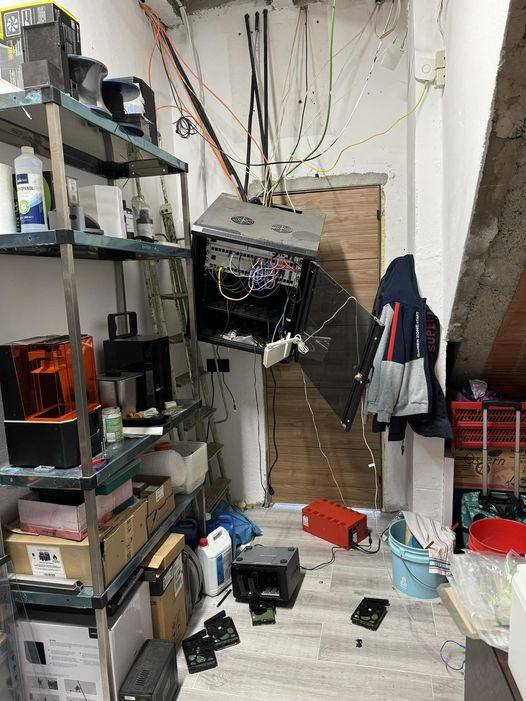 526x701, 74 Kb / серверная, NAS, винчестеры, ящик , коммутаторы, кабели, падение