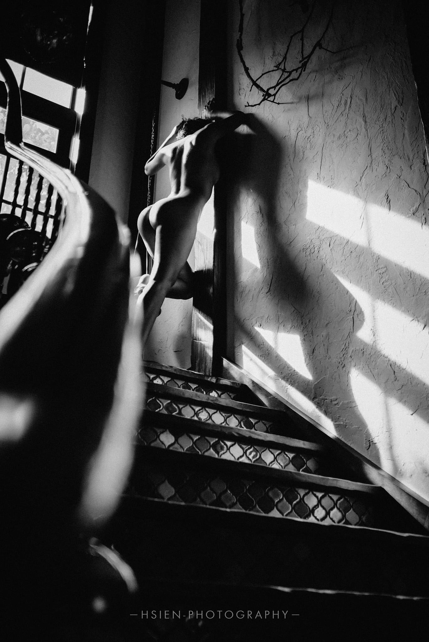 1367x2048, 336 Kb / лестница, перила, окно, ч/б