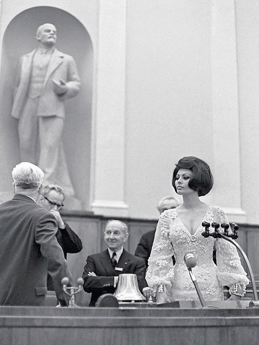 900x1200, 180 Kb / София Костанца Бриджида Виллани Шиколоне, Кремлевский дворец съездов, ч/б, Ленин, Софи Лорен, микрофон