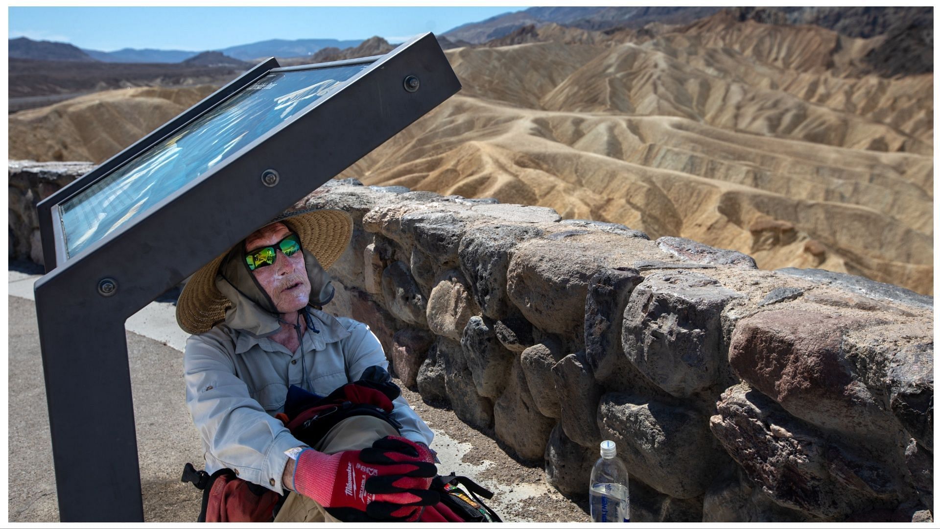 1920x1080, 311 Kb / жара, мужчина, бутылка, стенд, шляпа, очки, долина смерти