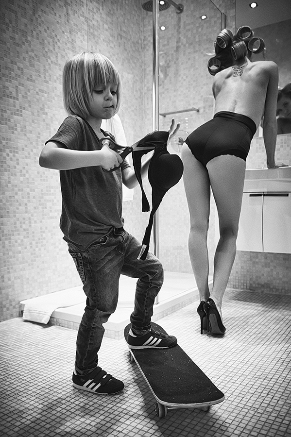 599x900, 368 Kb / ванная, душевая, мама, сын, скейтборд, бюстгальтер, ножницы, интерес, преступление, ч/б