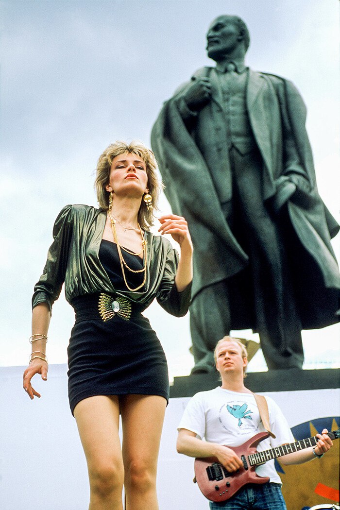 700x1050, 150 Kb / памятник, Ленин, гитара, платье, браслет, цепочка