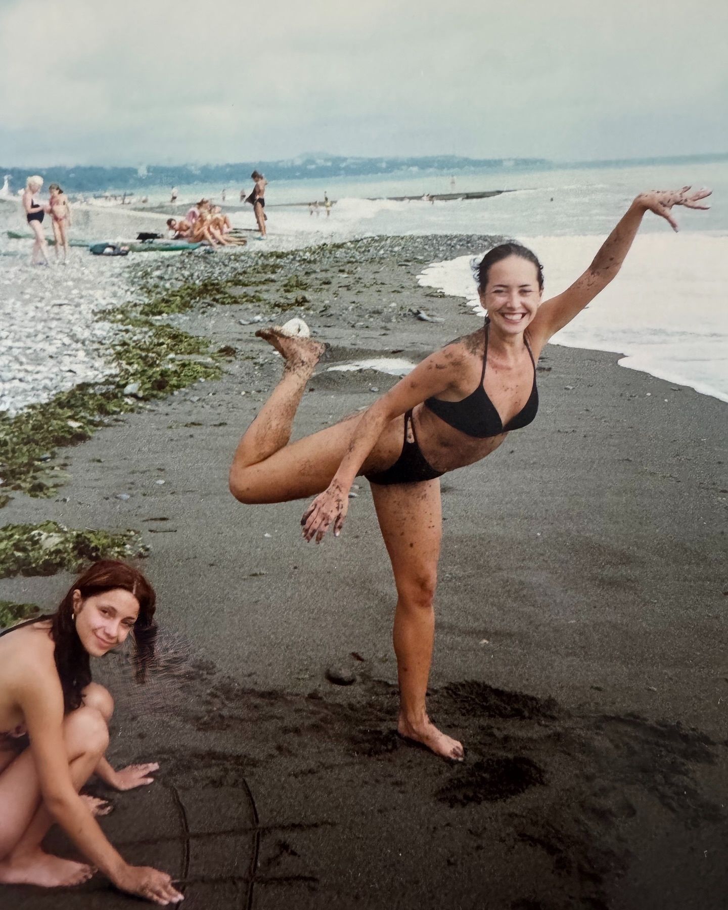 1440x1800, 348 Kb / Ольга Орлова, Жанна Фриске, бикини, пляж, ракушка, раскоряка, поза, море, Блестящие, крестики-нолики