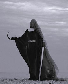 235x289, 8 Kb / женщина, сутана, луна, месяц, серп, меч, ч/б