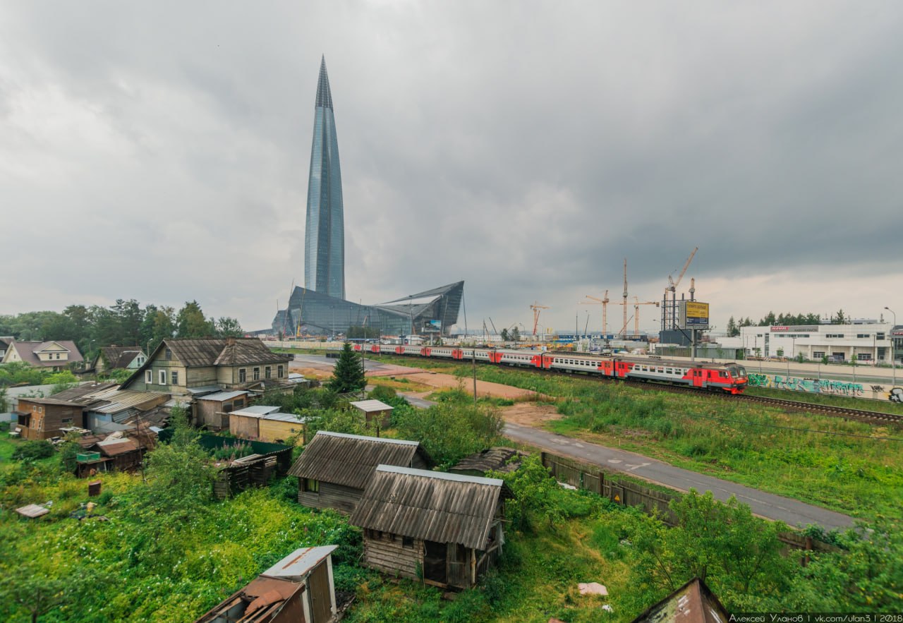 1280x883, 189 Kb / Башня, Санкт-Петербург, забор, кран, поезд, стройка, Лахта Центр, небоскреб