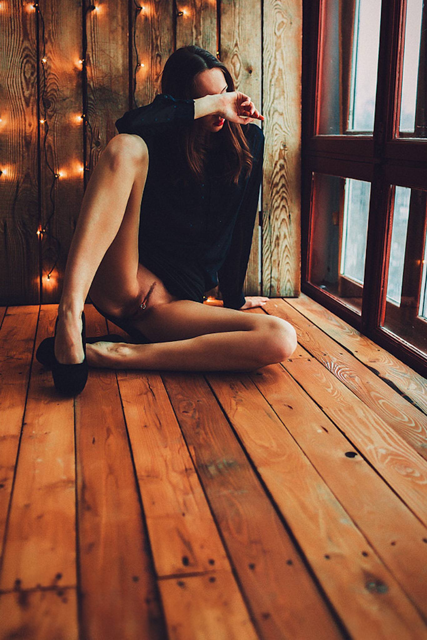 1366x2048, 294 Kb / Доски, гирлянда, паркет, каблуки, пирсинг, платье, окно, без трусов