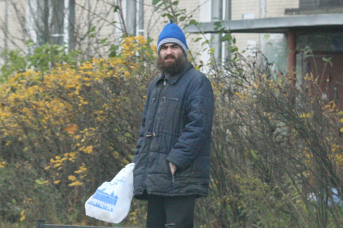 1200x800, 214 Kb / куртка, шапка, пакет, борода, Григорий, Перельман, математик, ученый, кусты, подъезд