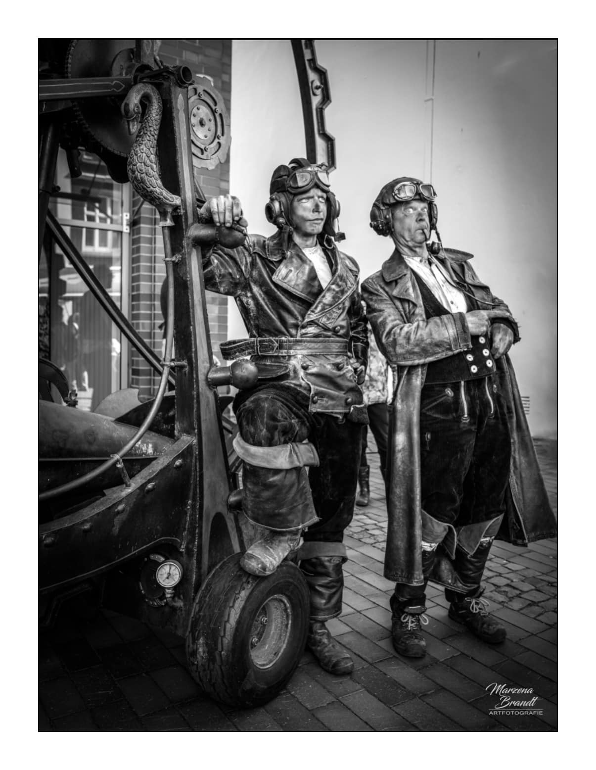 1205x1556, 148 Kb / стимпанк, два мужика в шлемах, авто, ч/б