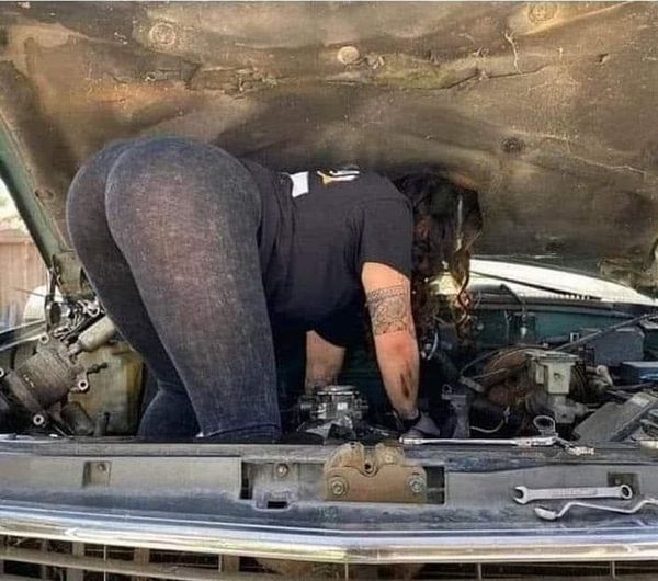 600x530, 60 Kb / женщина-механик, капот, гаечные ключи