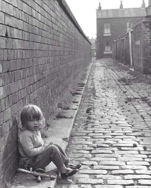 513x640, 87 Kb / Манчестер, девочка, ручая дрель, коловорот, брусчатка, забор, ч/б