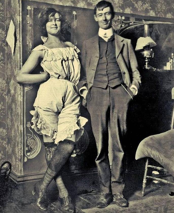 686x842, 133 Kb / ч/б, реклама, бордель, пиджак, лампа