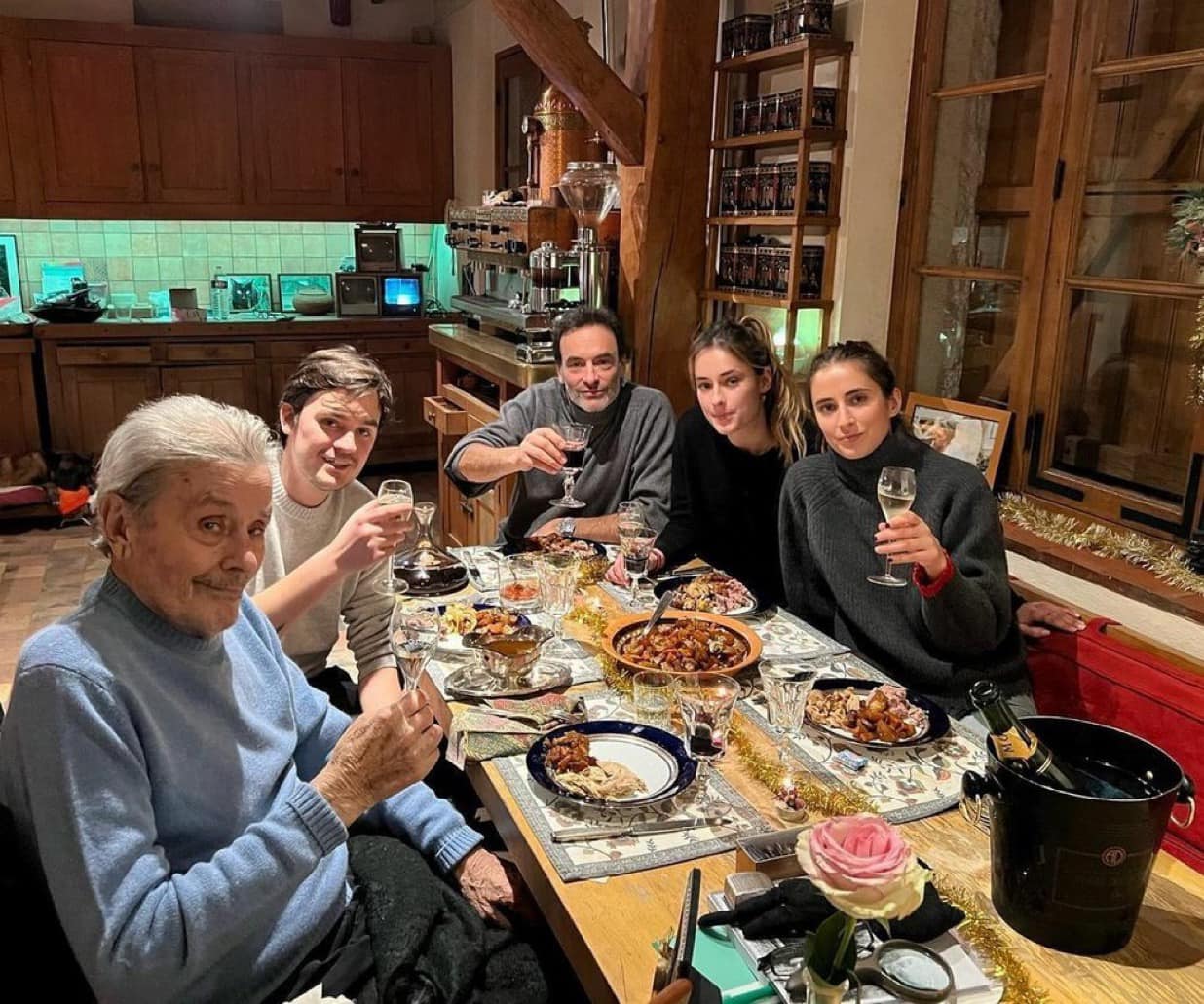 1236x1031, 172 Kb / Ален Делон, семья, последнее фото