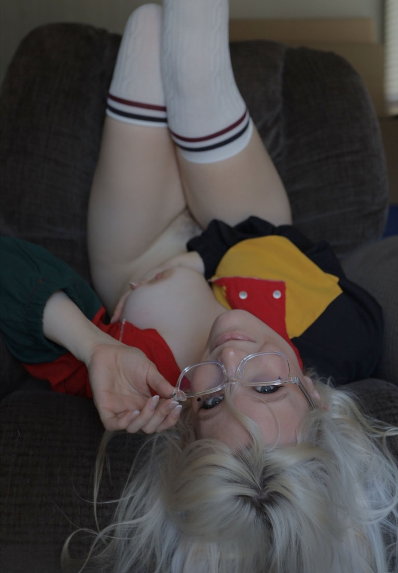 1290x1856, 286 Kb / блондинка, кресло, очки, без трусов, сиська, жакет, колготы