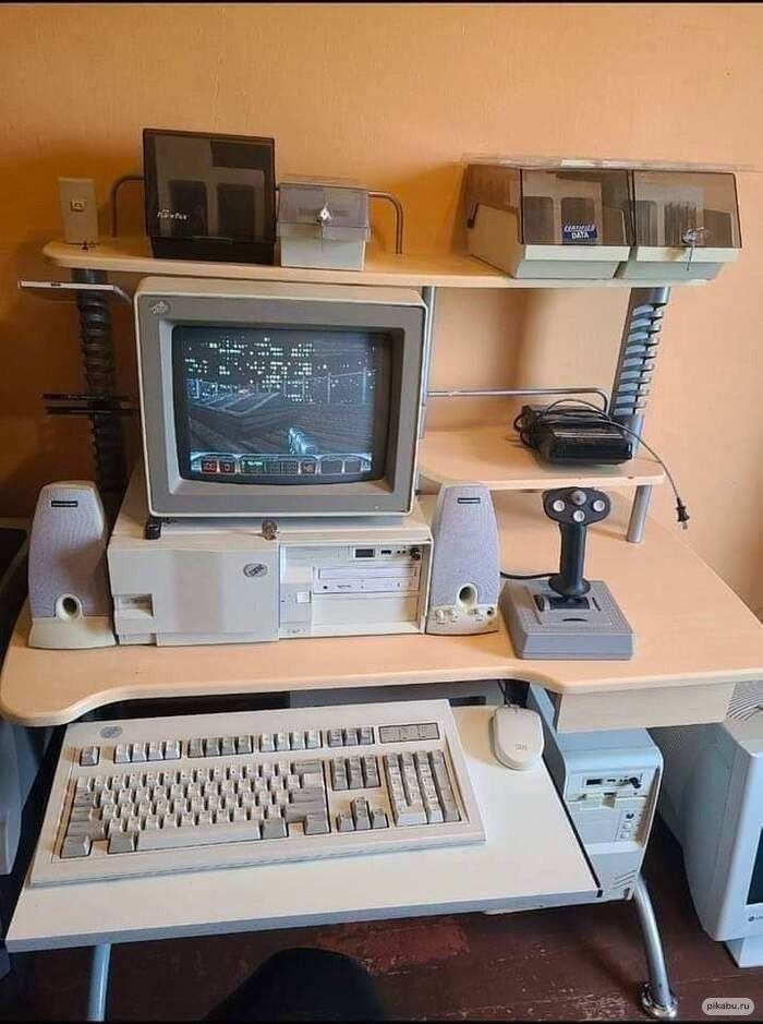 700x939, 90 Kb / Компьютер, джойстик, колонки, стол, игра, дискета, монитор, ЭЛТ, дисковод, Duke Nukem 3D