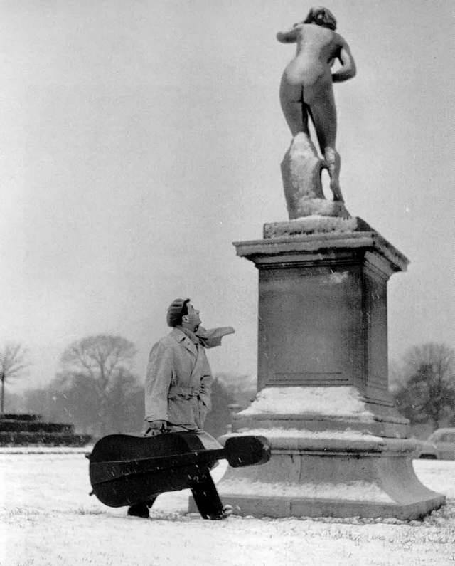 640x795, 43 Kb / Париж, зима, сад Тюльри, статуя , контрабас, Роберт Дуано, ч/б