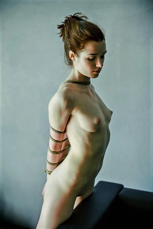 500x750, 52 Kb / голая, рыжая, бритая, веревка, связанная, бондаж, шибари