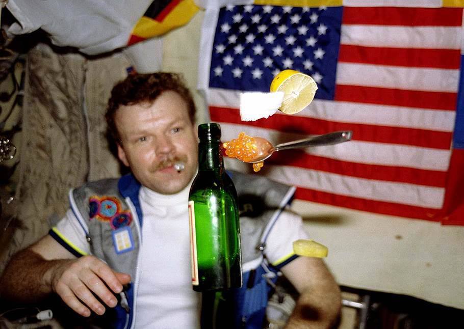 910x646, 71 Kb / Космонавт, космос, мир, бутылка, ложка, икра, лимон, флаг