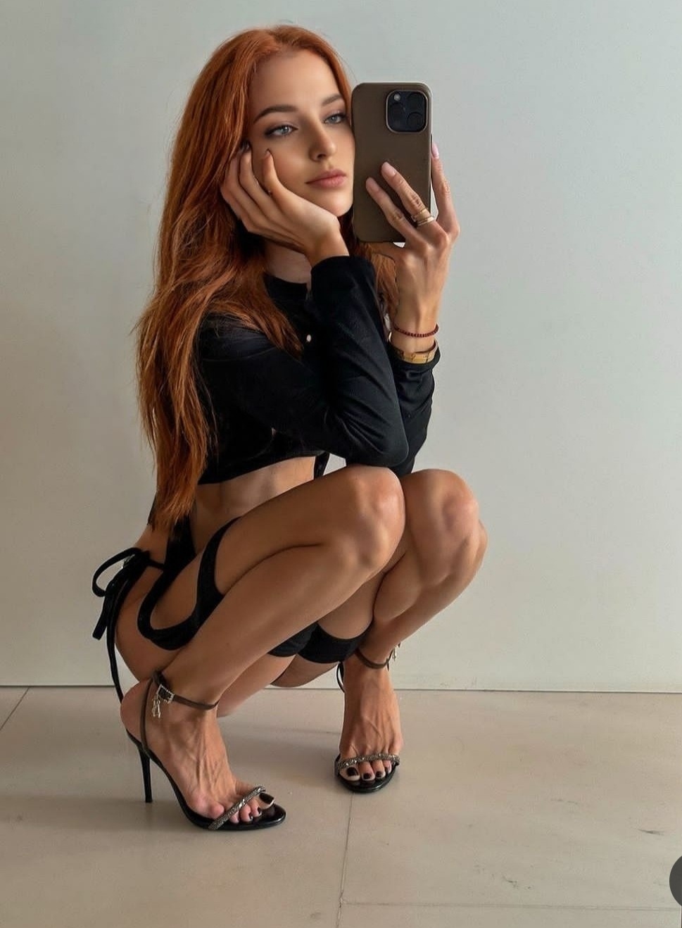 969x1318, 150 Kb / рыжая, телефон