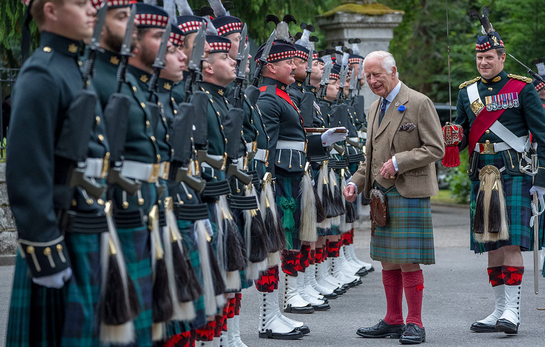 1100x700, 198 Kb / король, Лондон, Англия, юбка, шотландка, пиджак, Карл III