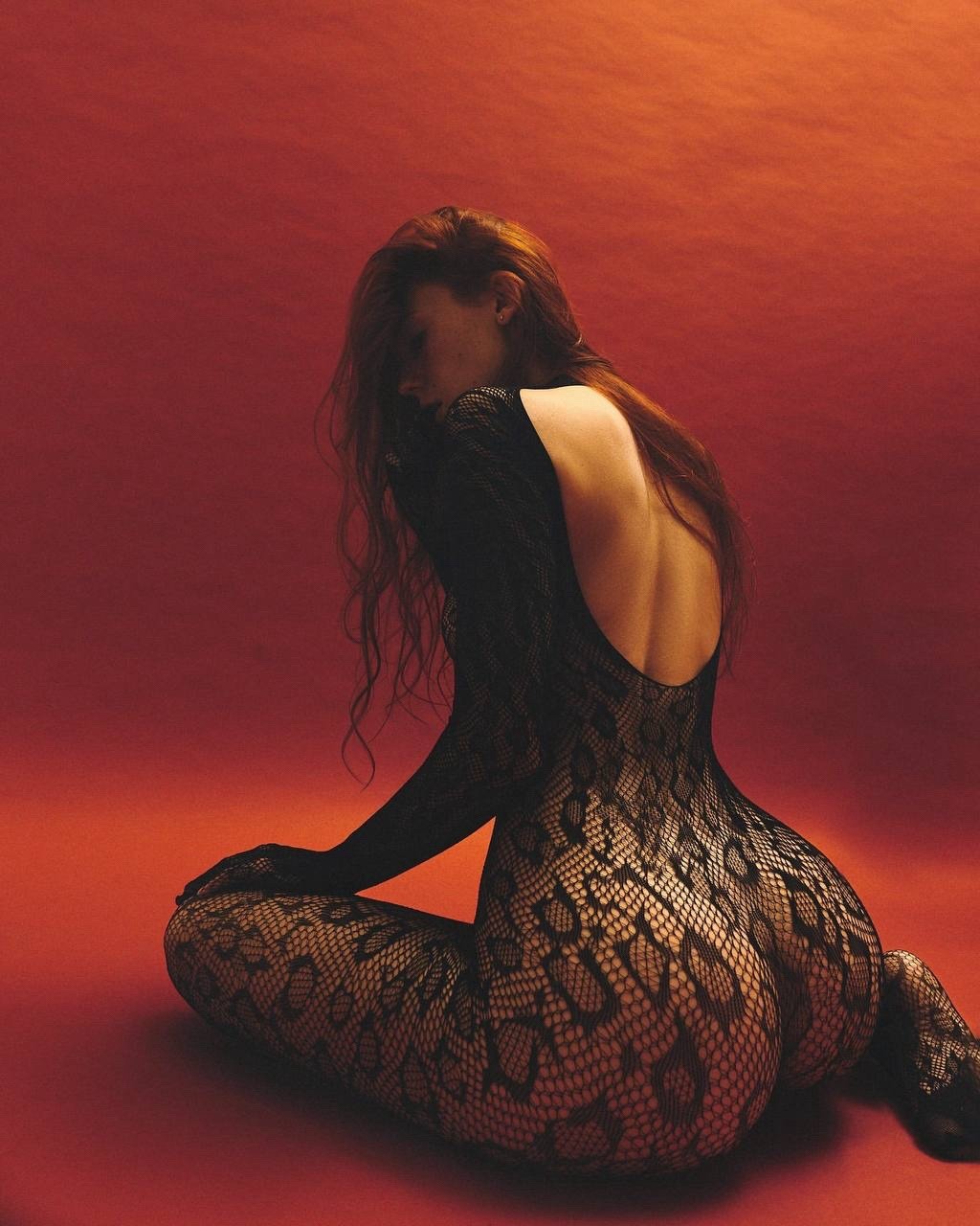 1024x1280, 179 Kb / красный, сетка, боди