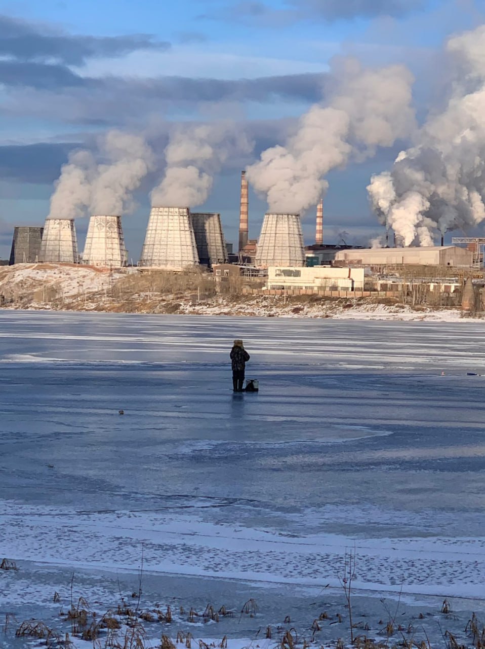 958x1280, 202 Kb / Краснотурьинск, дым, пар, градирня, труба, лёд, рыбак