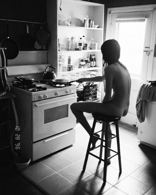 512x640, 49 Kb / кухня, плита, открытый шкаф, чайник, барный стул, окно, ч/б, Брайан Листон