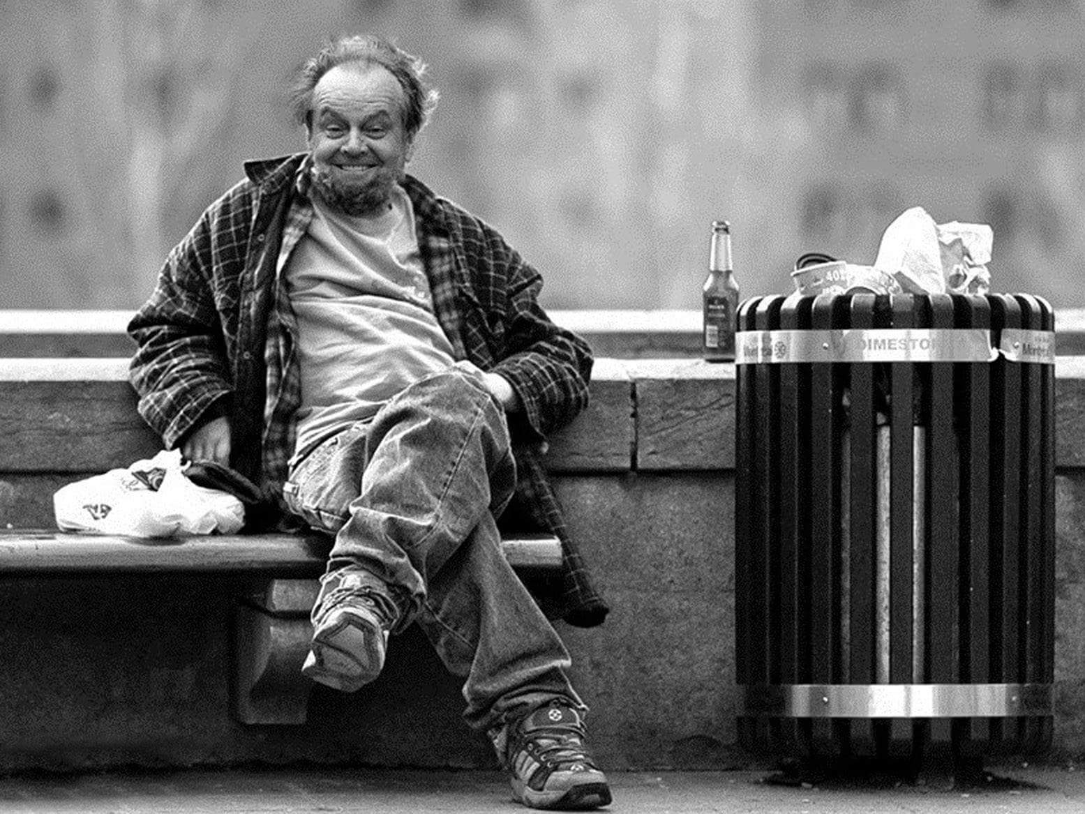 1555x1167, 250 Kb / джек николсон, лавочка, бомж, мусорный бак, бутылка, ч/б
