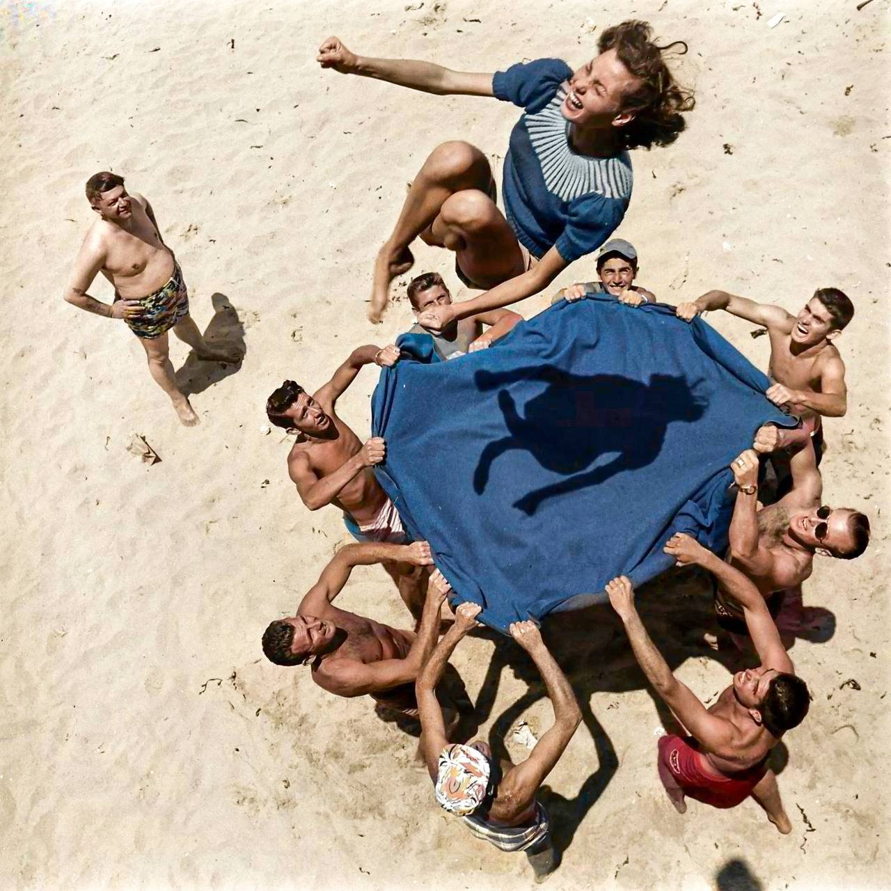 1280x1280, 209 Kb / батут, группа, тень, песок, истерика